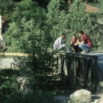 Bosniaci su un ponte minato